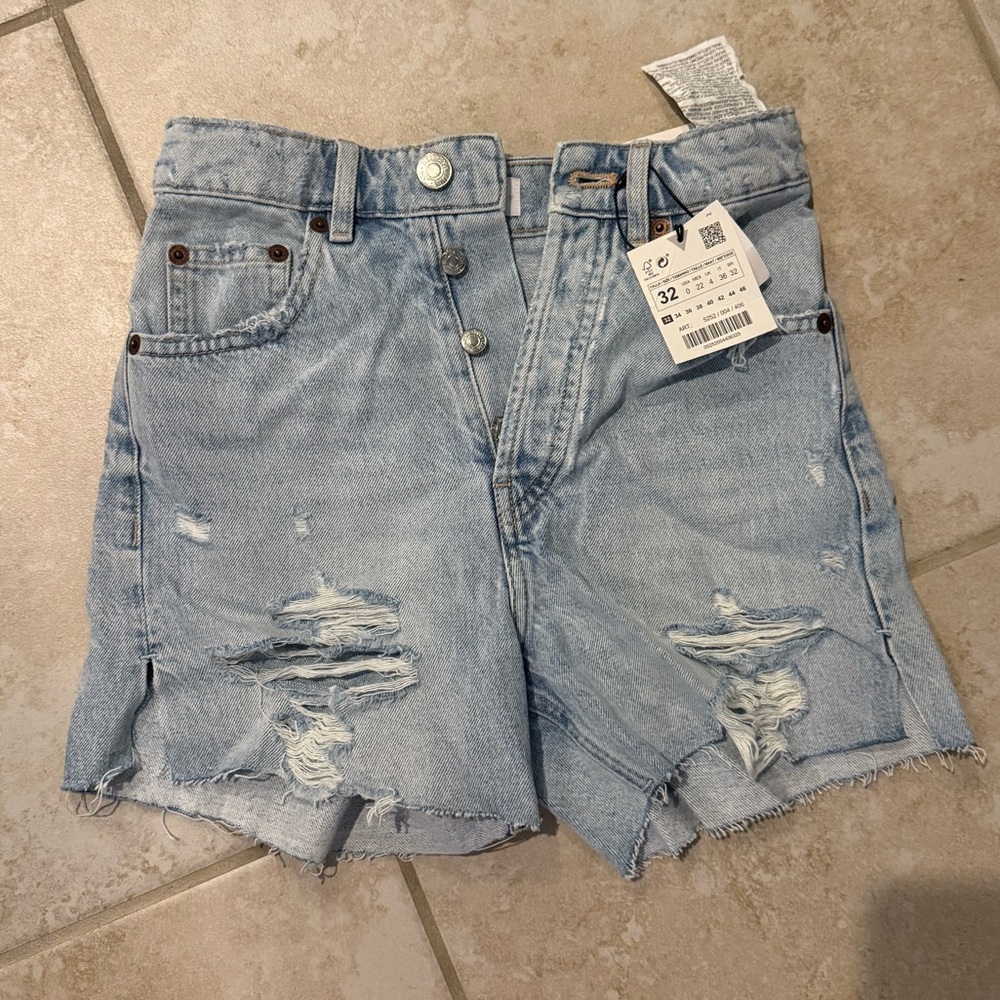 High rise distressed shorts | Zara